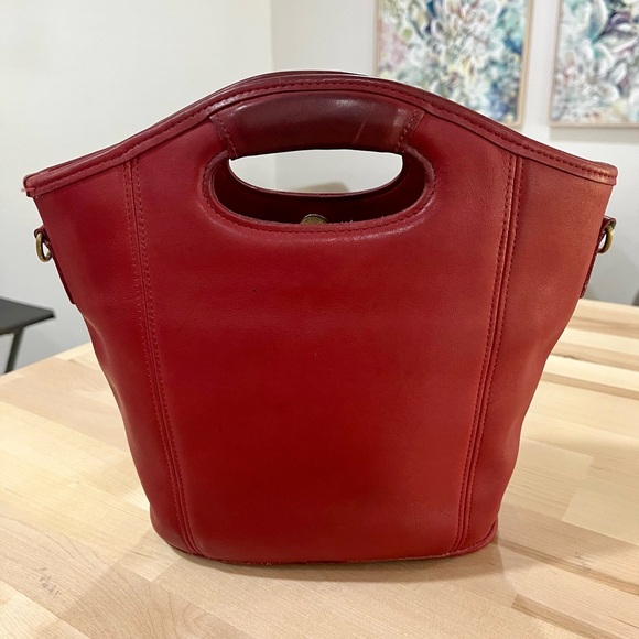 Vintage Coach with Tea Roses - Picture 2 of 8